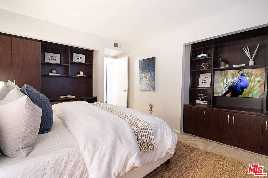 1134 Alta Loma Rd Unit: 106