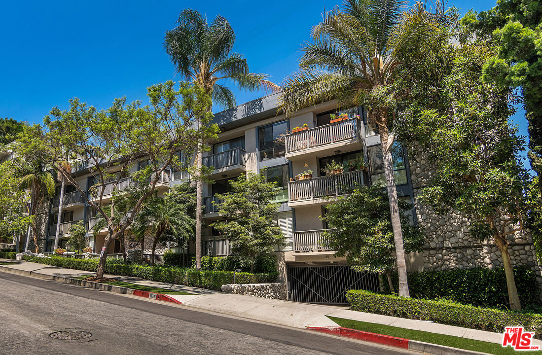 1134 Alta Loma Rd Unit: 106