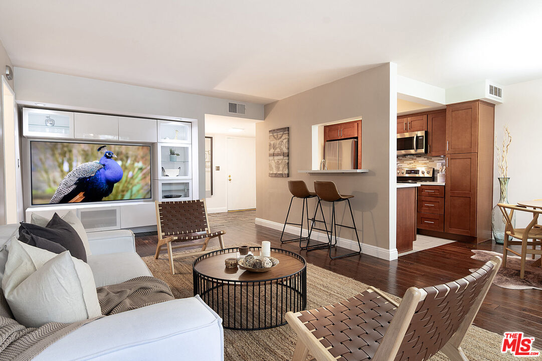 1134 Alta Loma Rd Unit: 106