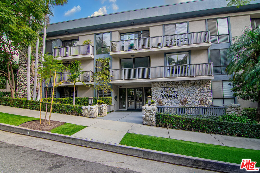 1134 Alta Loma Rd Unit: 106