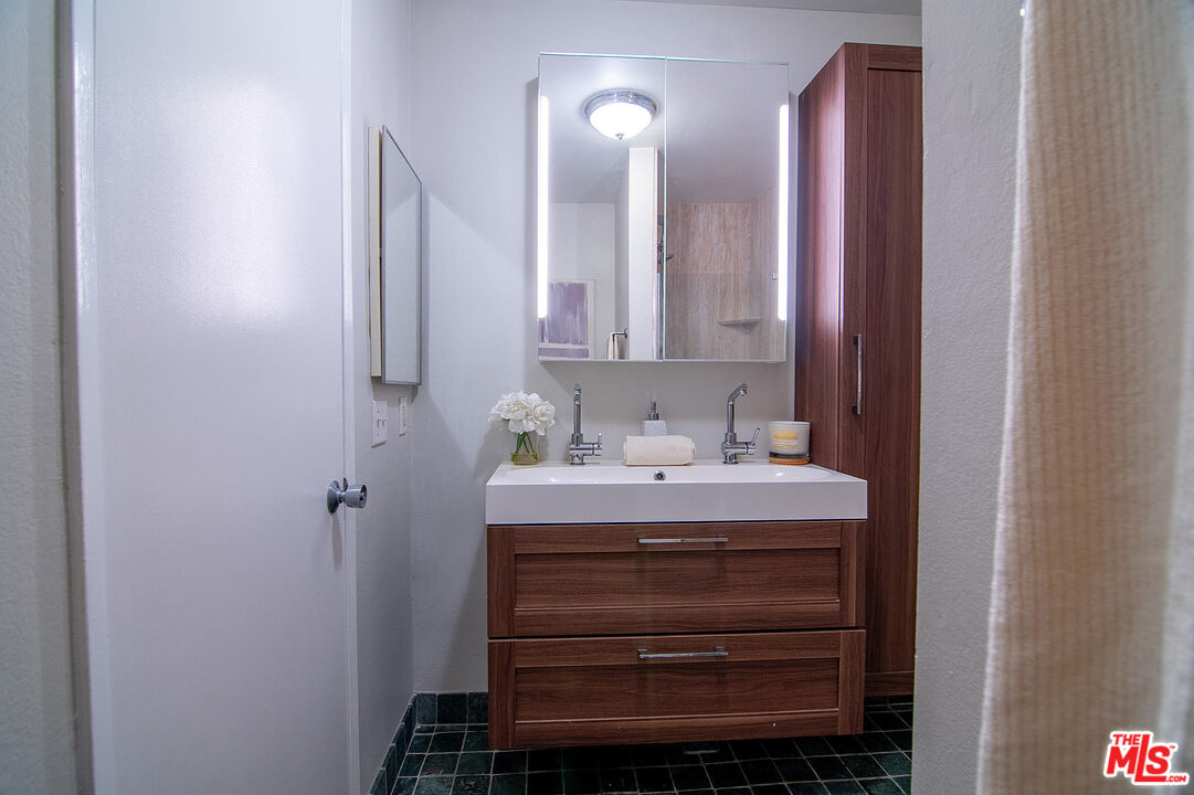 1134 Alta Loma Rd Unit: 106