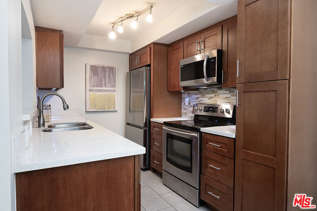 1134 Alta Loma Rd Unit: 106