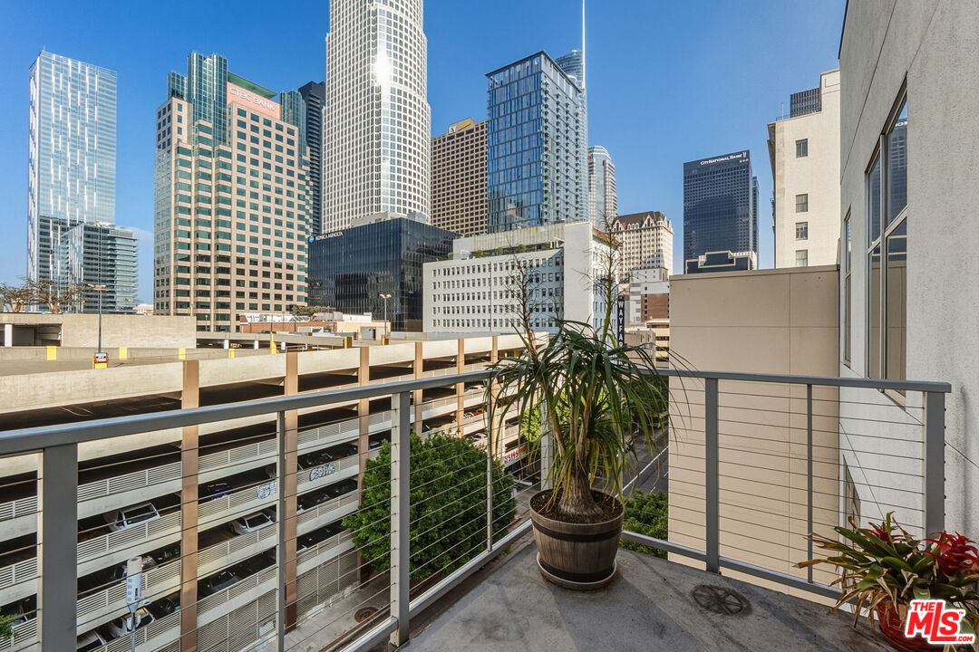 645 W 9th St Unit: 712
