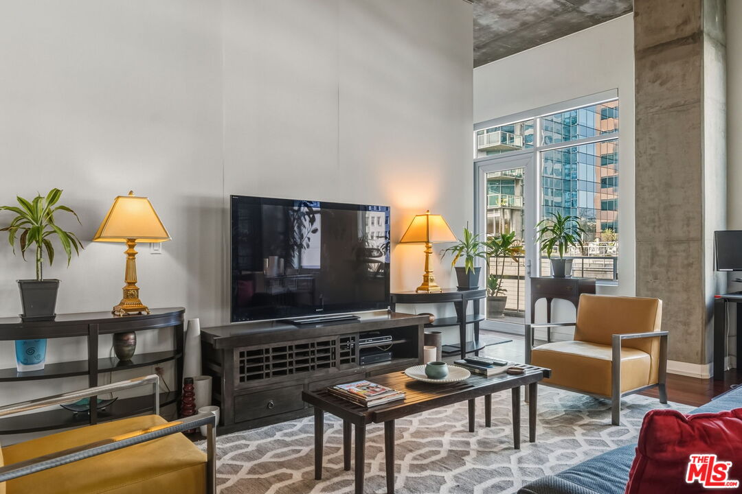 645 W 9th St Unit: 712