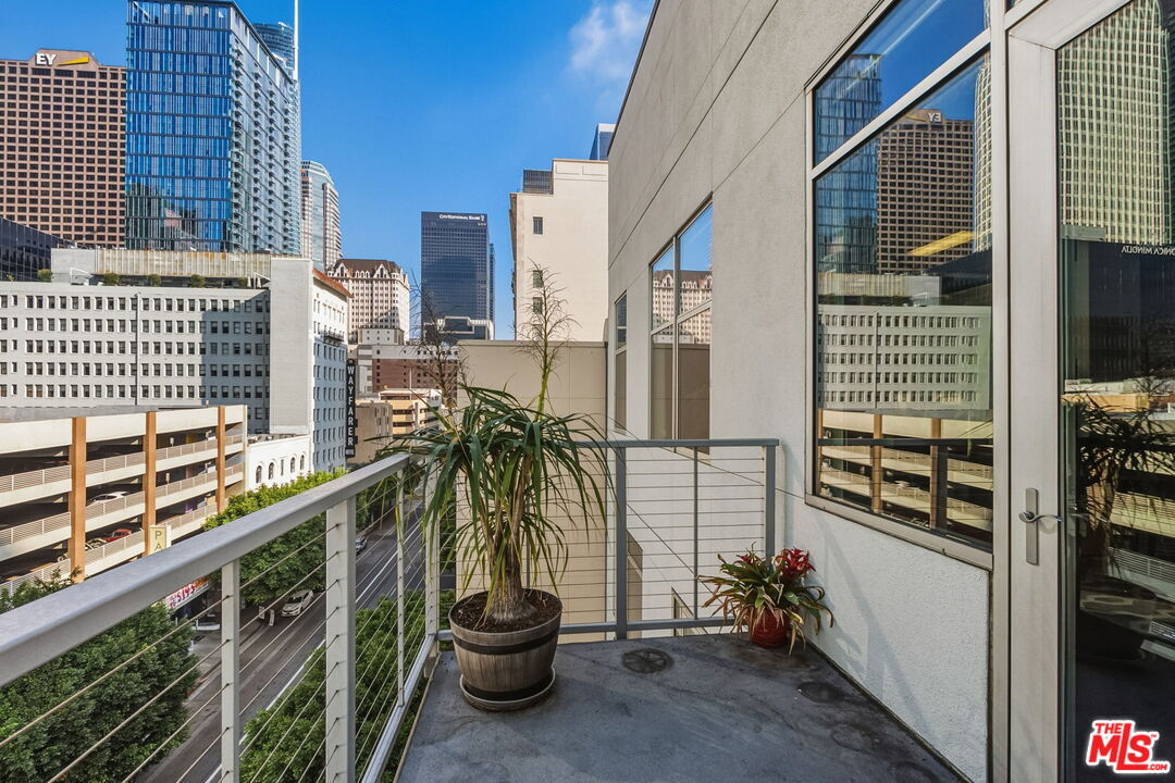 645 W 9th St Unit: 712