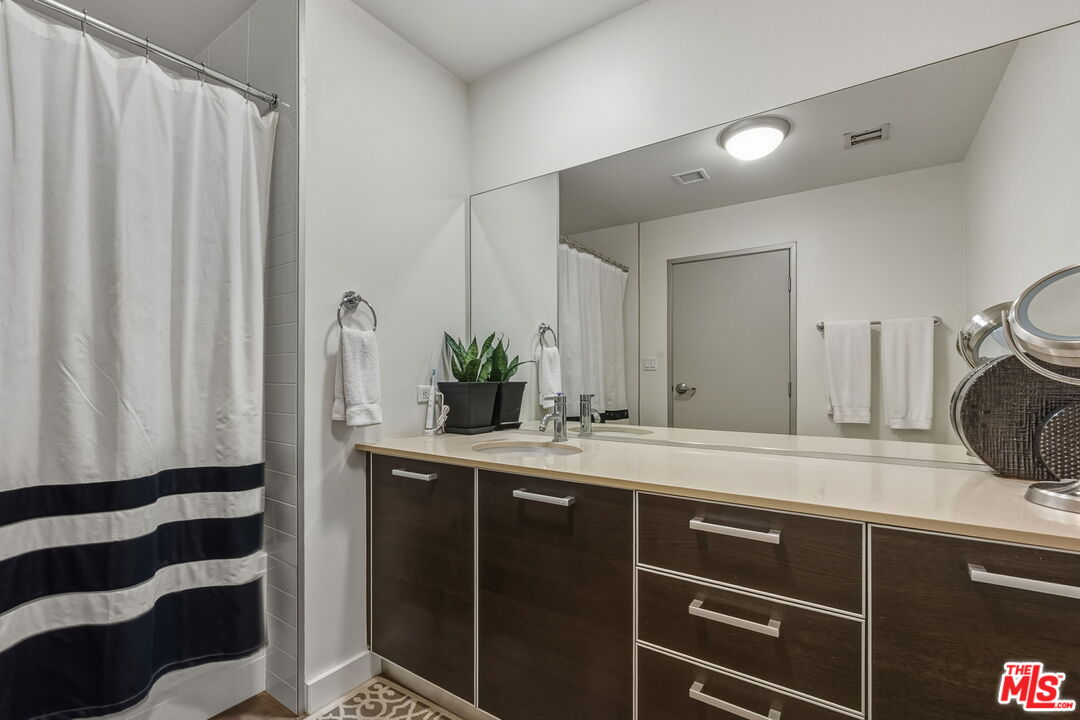 645 W 9th St Unit: 712