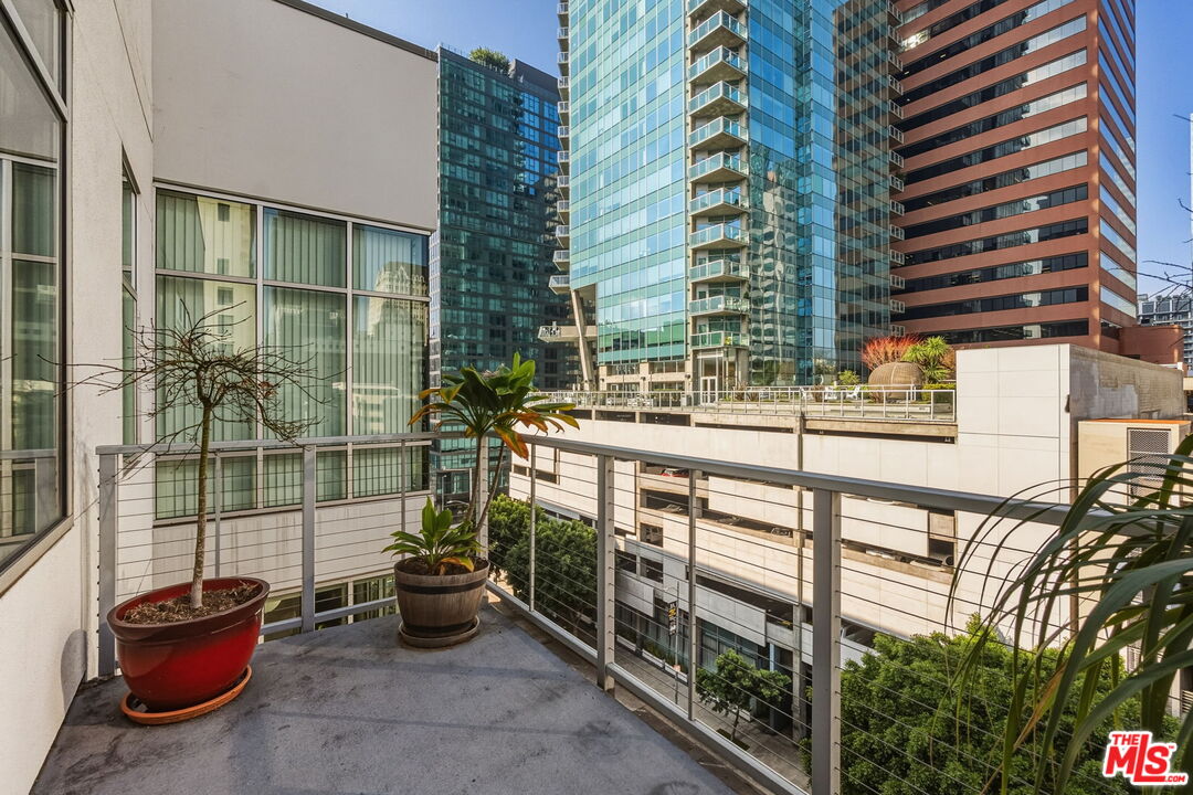 645 W 9th St Unit: 712