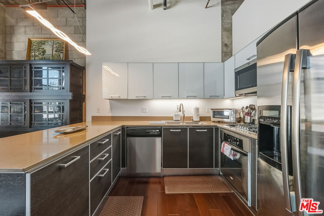 645 W 9th St Unit: 712