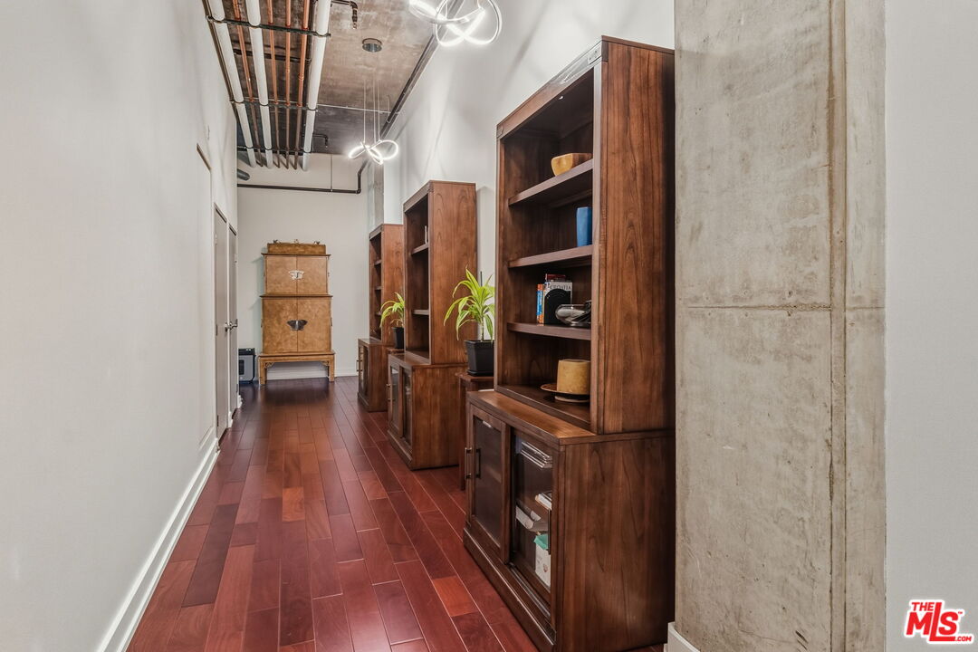 645 W 9th St Unit: 712