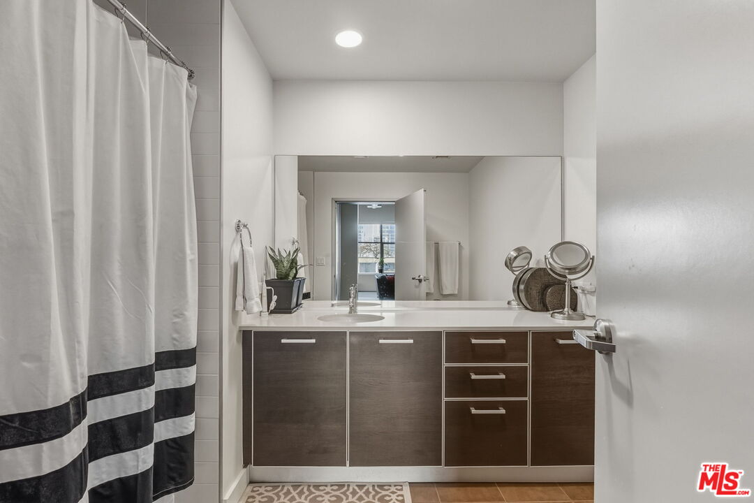 645 W 9th St Unit: 712