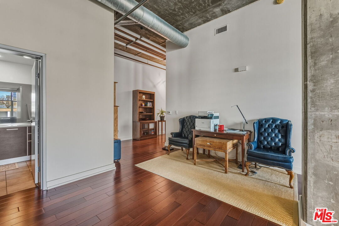 645 W 9th St Unit: 712