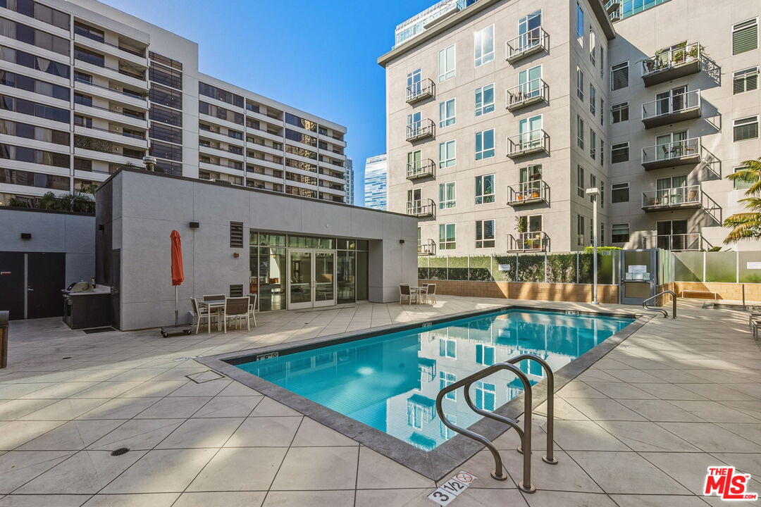 645 W 9th St Unit: 712