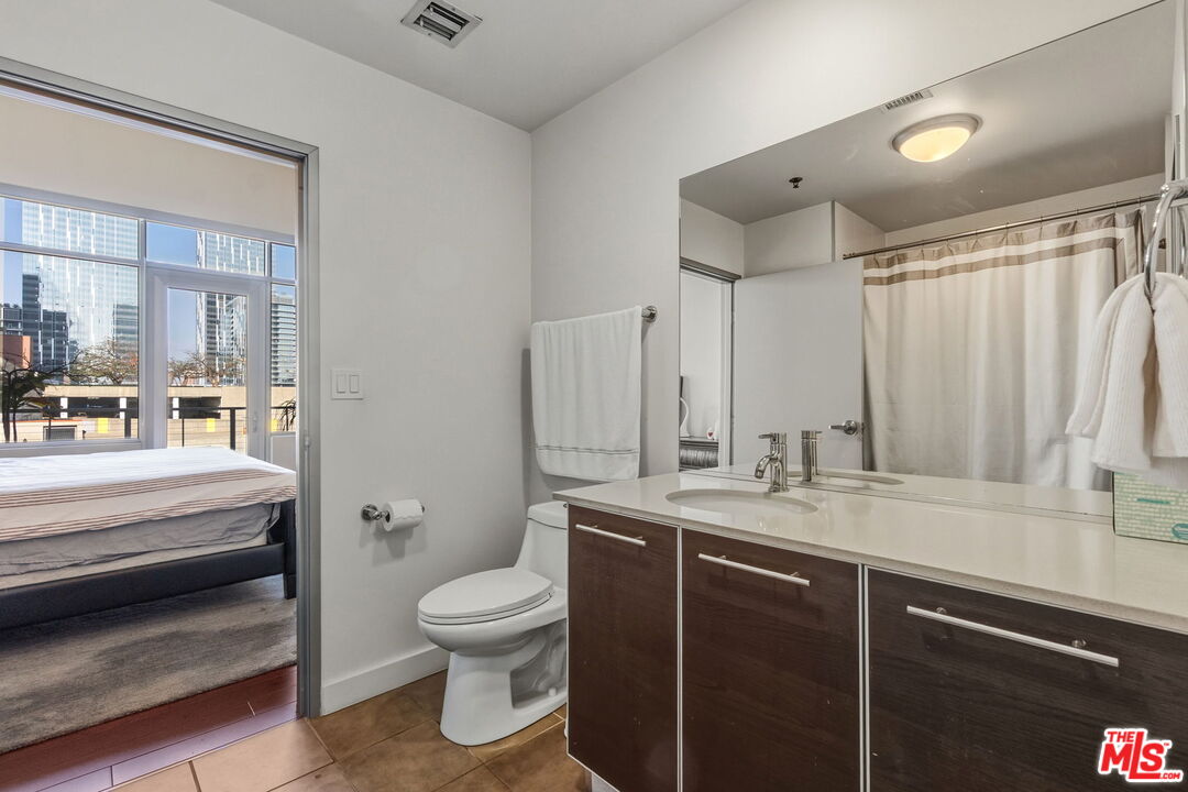 645 W 9th St Unit: 712