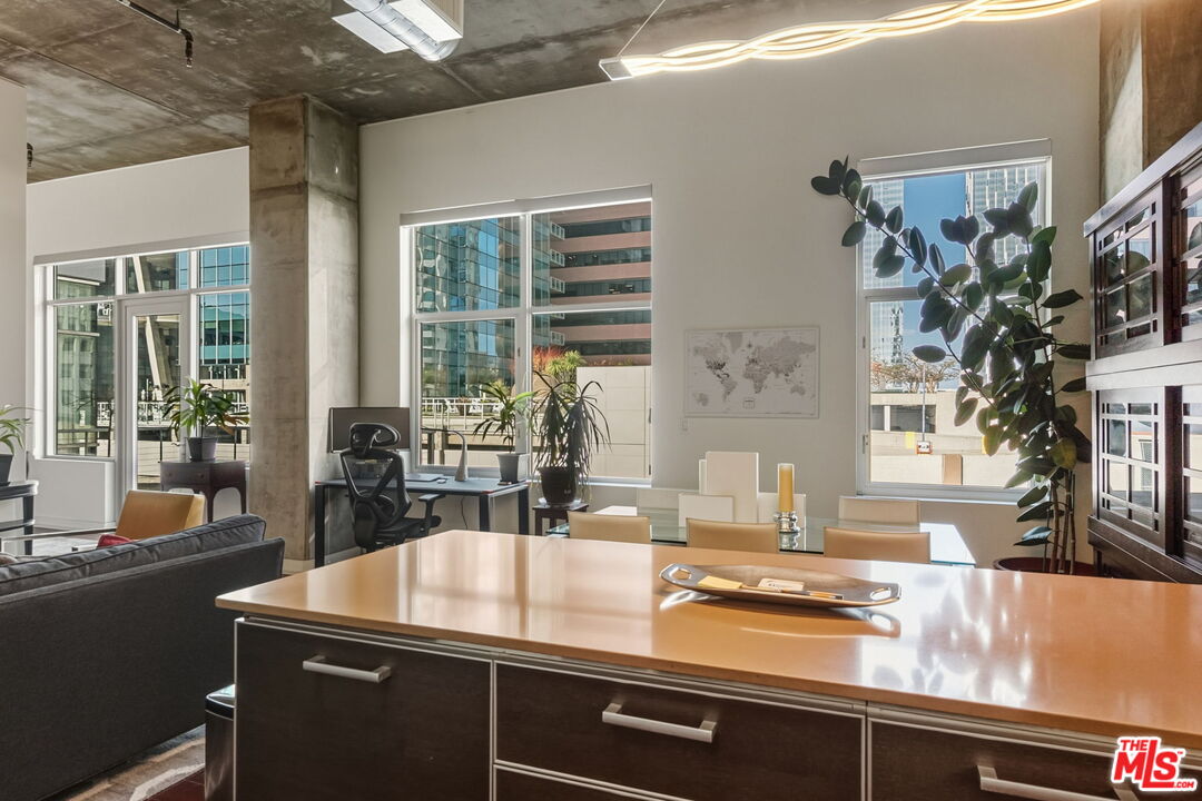 645 W 9th St Unit: 712