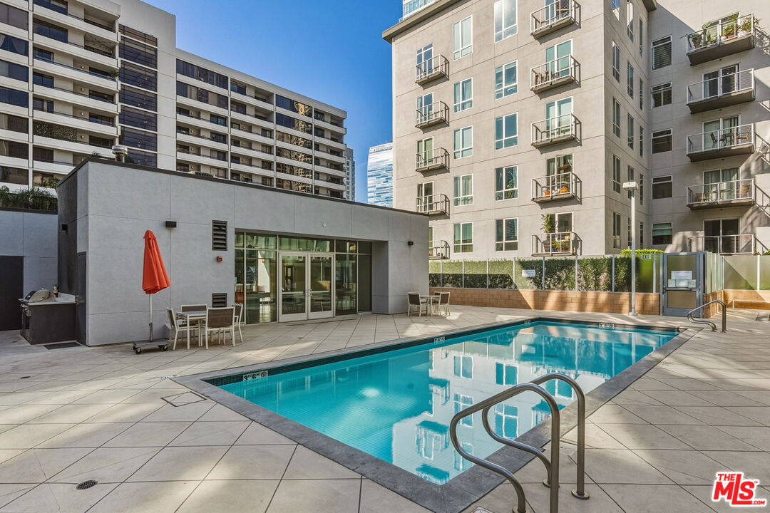 645 W 9th St Unit: 712