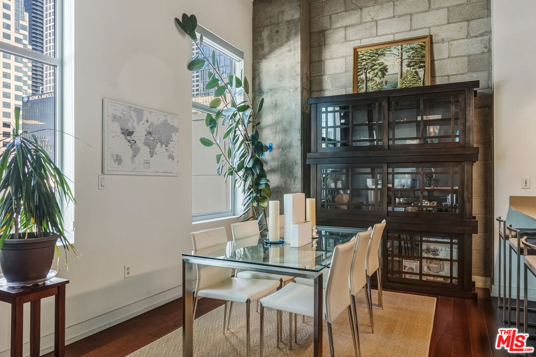 645 W 9th St Unit: 712