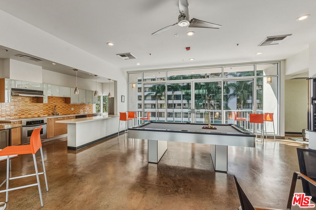 645 W 9th St Unit: 712