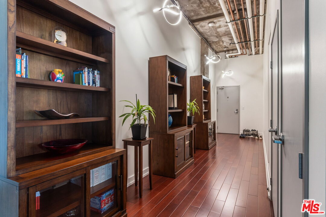 645 W 9th St Unit: 712