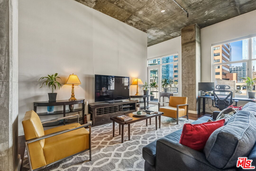 645 W 9th St Unit: 712