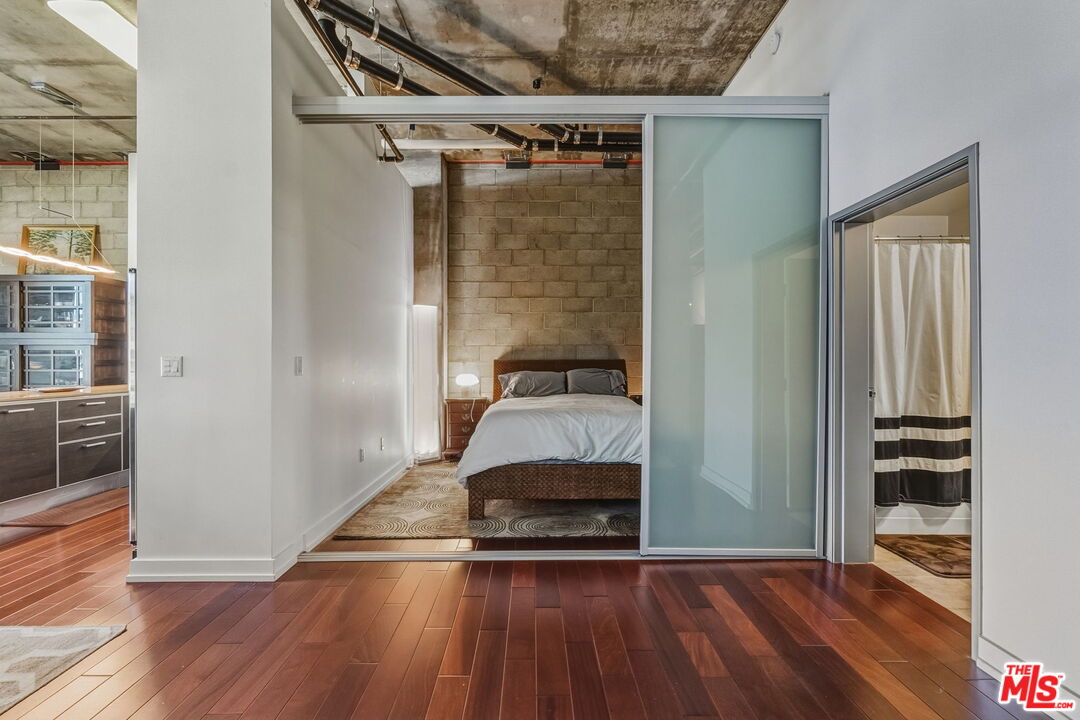 645 W 9th St Unit: 712