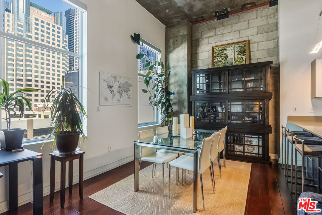 645 W 9th St Unit: 712