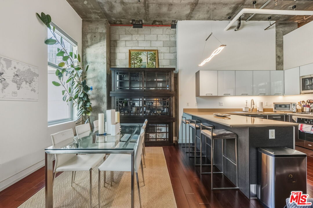 645 W 9th St Unit: 712