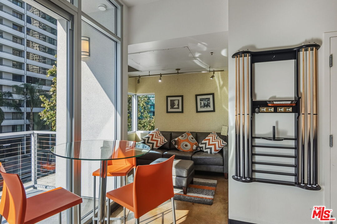 645 W 9th St Unit: 712