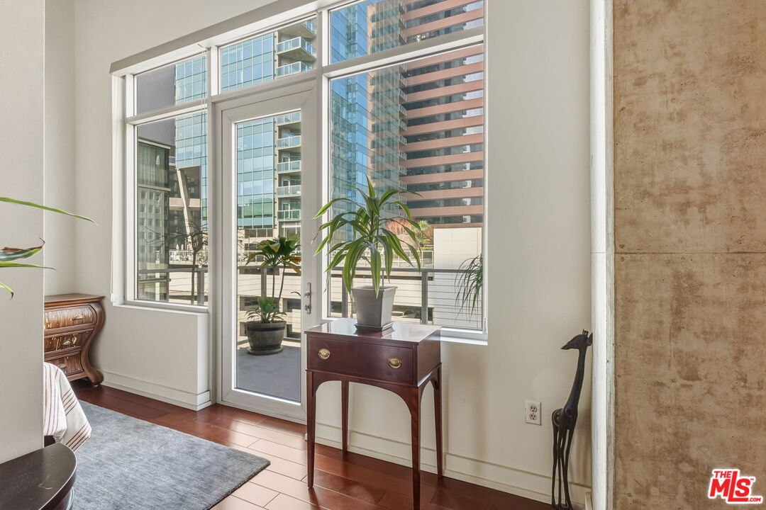 645 W 9th St Unit: 712