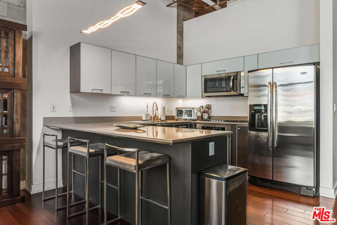 645 W 9th St Unit: 712