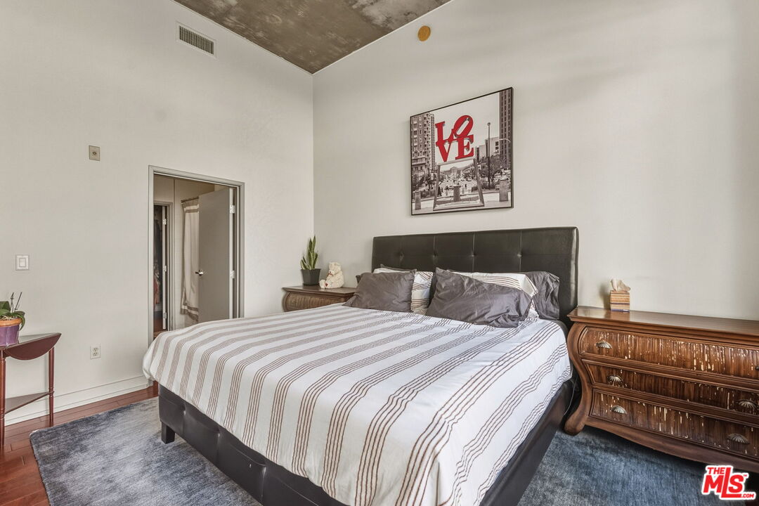 645 W 9th St Unit: 712