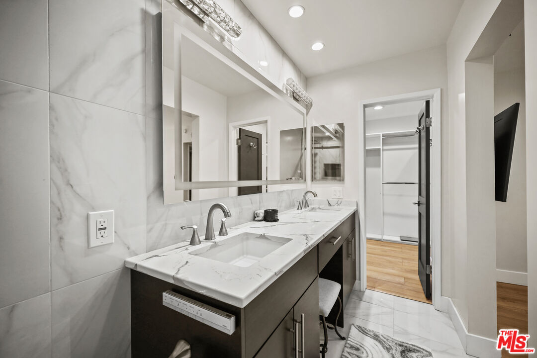 1045 N Kings Rd Unit: 108