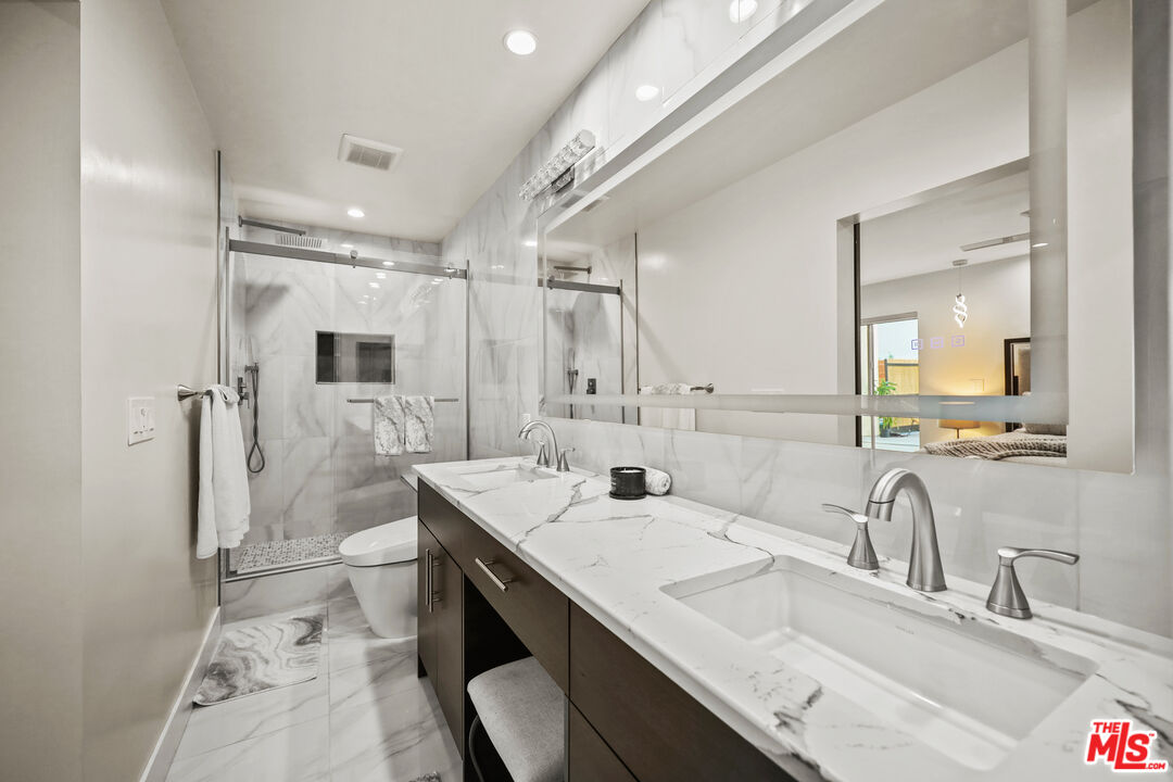 1045 N Kings Rd Unit: 108