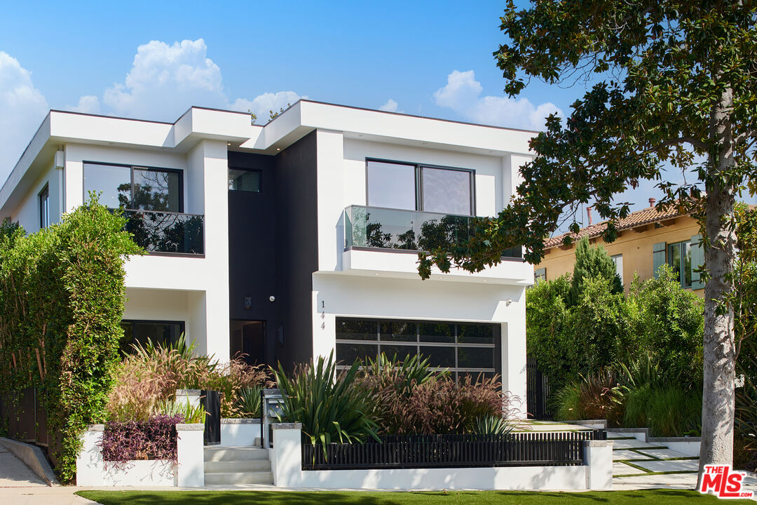 144 N Bowling Green Way