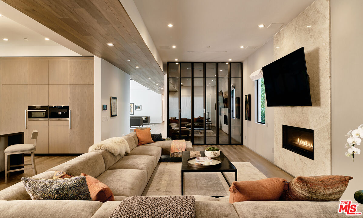 144 N Bowling Green Way