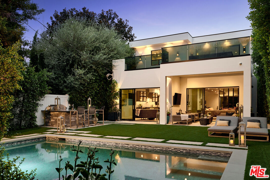 144 N Bowling Green Way