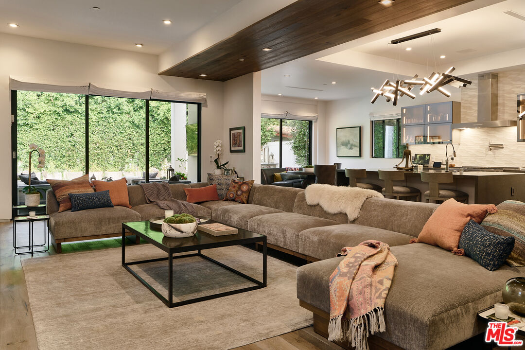 144 N Bowling Green Way