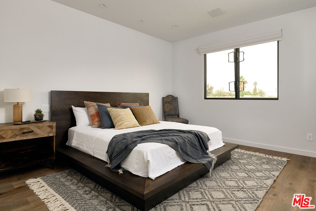 144 N Bowling Green Way