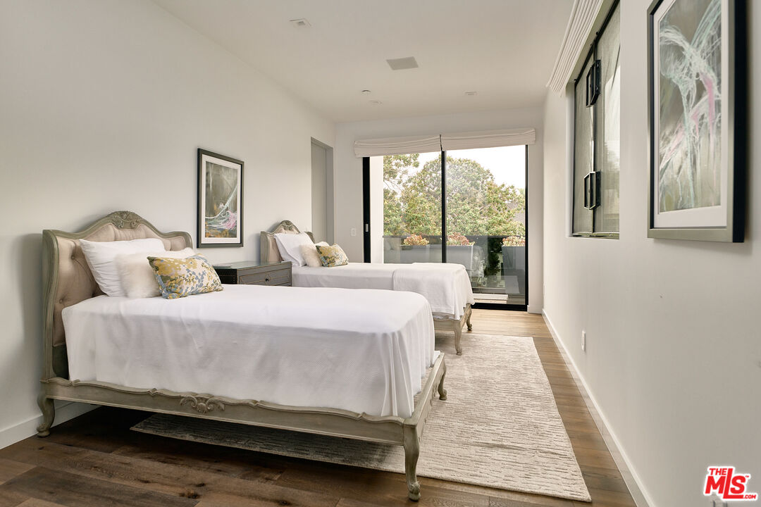 144 N Bowling Green Way