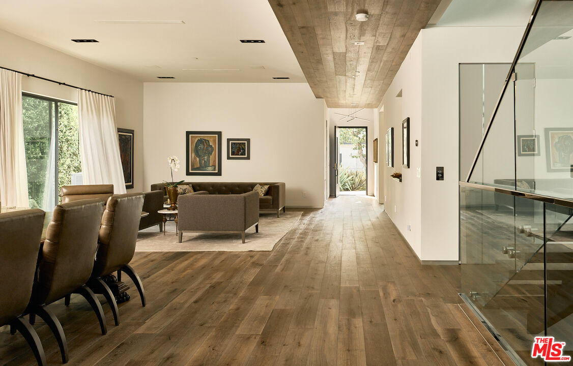 144 N Bowling Green Way