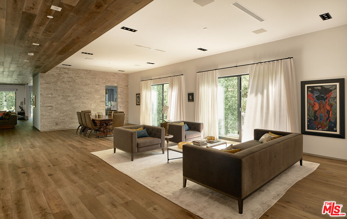 144 N Bowling Green Way