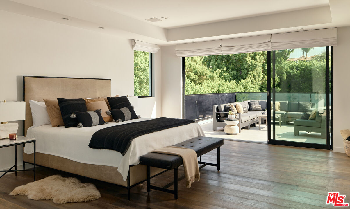 144 N Bowling Green Way