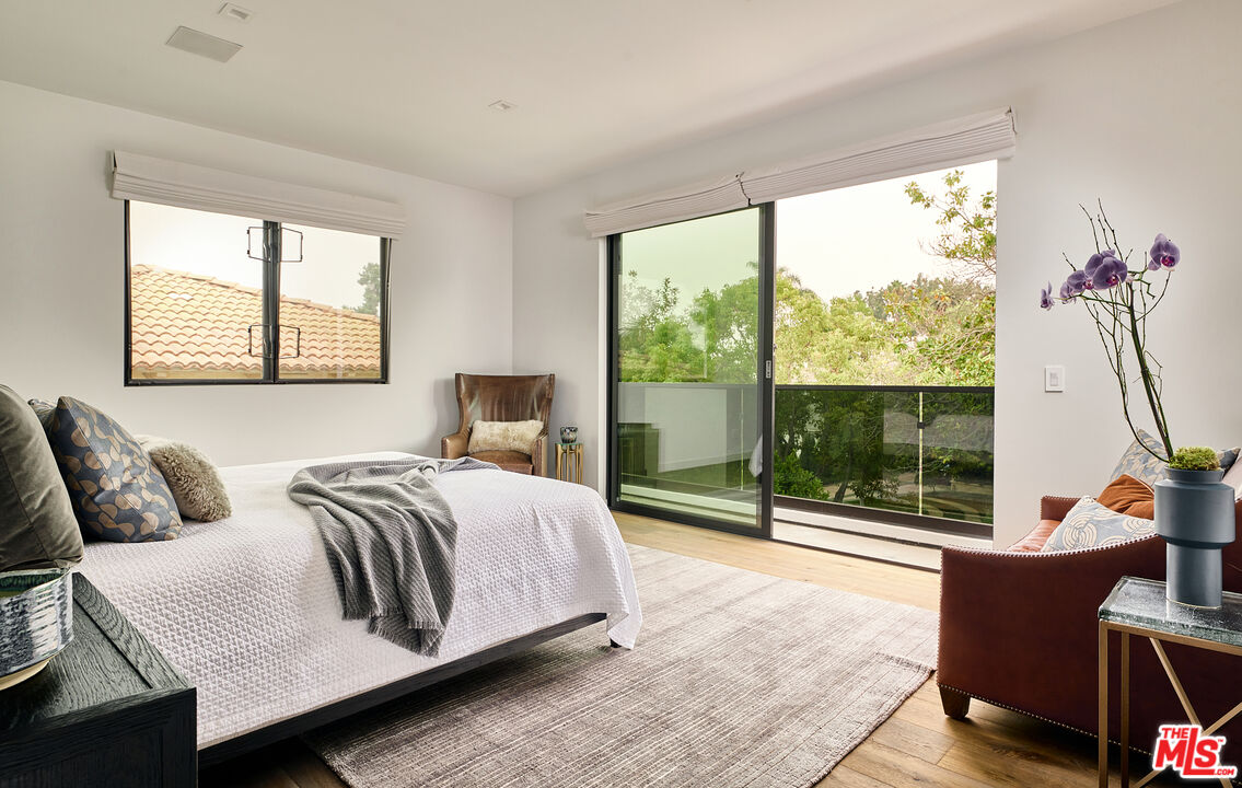 144 N Bowling Green Way