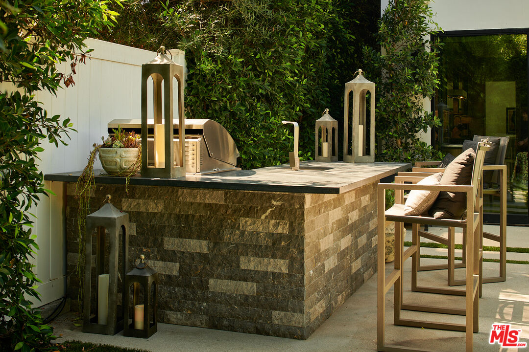 144 N Bowling Green Way