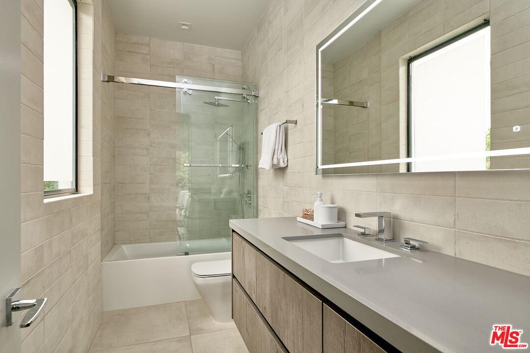 144 N Bowling Green Way