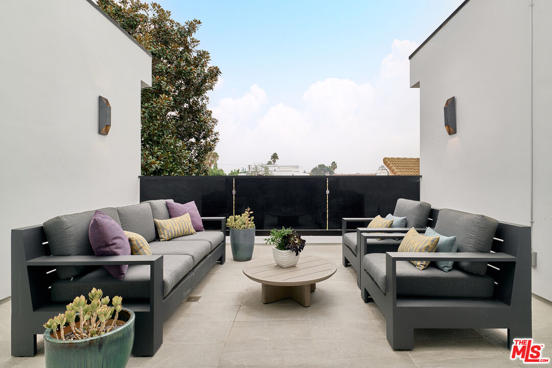 144 N Bowling Green Way