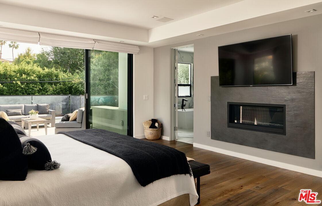 144 N Bowling Green Way