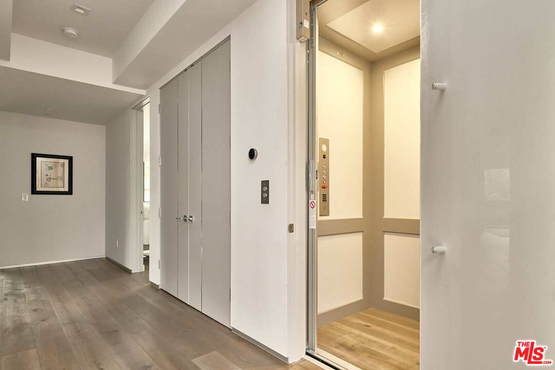 144 N Bowling Green Way