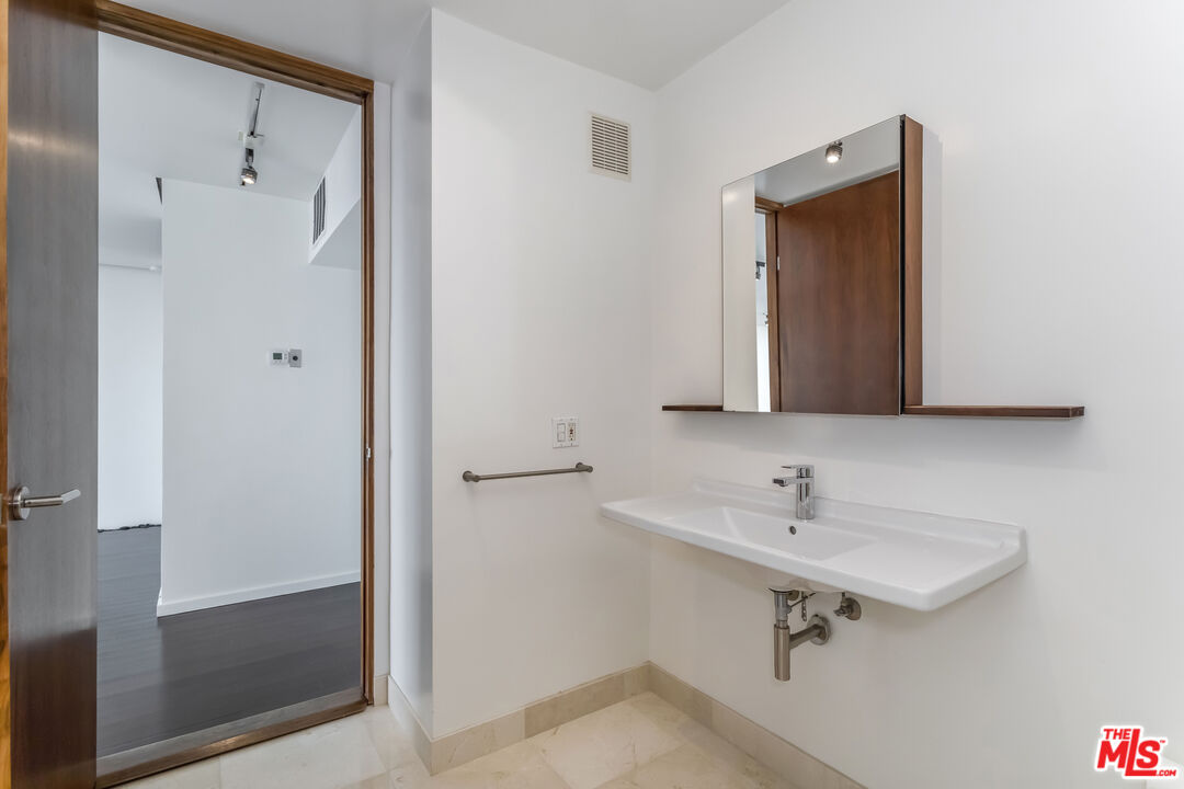 8787 Shoreham Dr Unit: 610