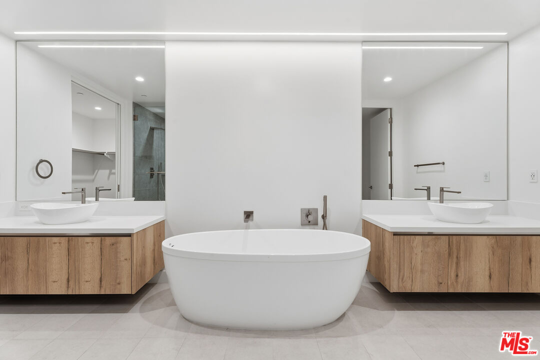 725 N Croft Ave Unit: 110