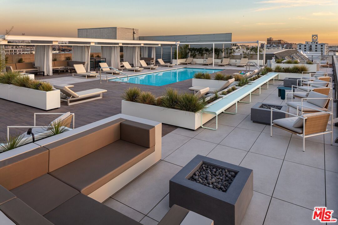 527 Molino St Unit: 202